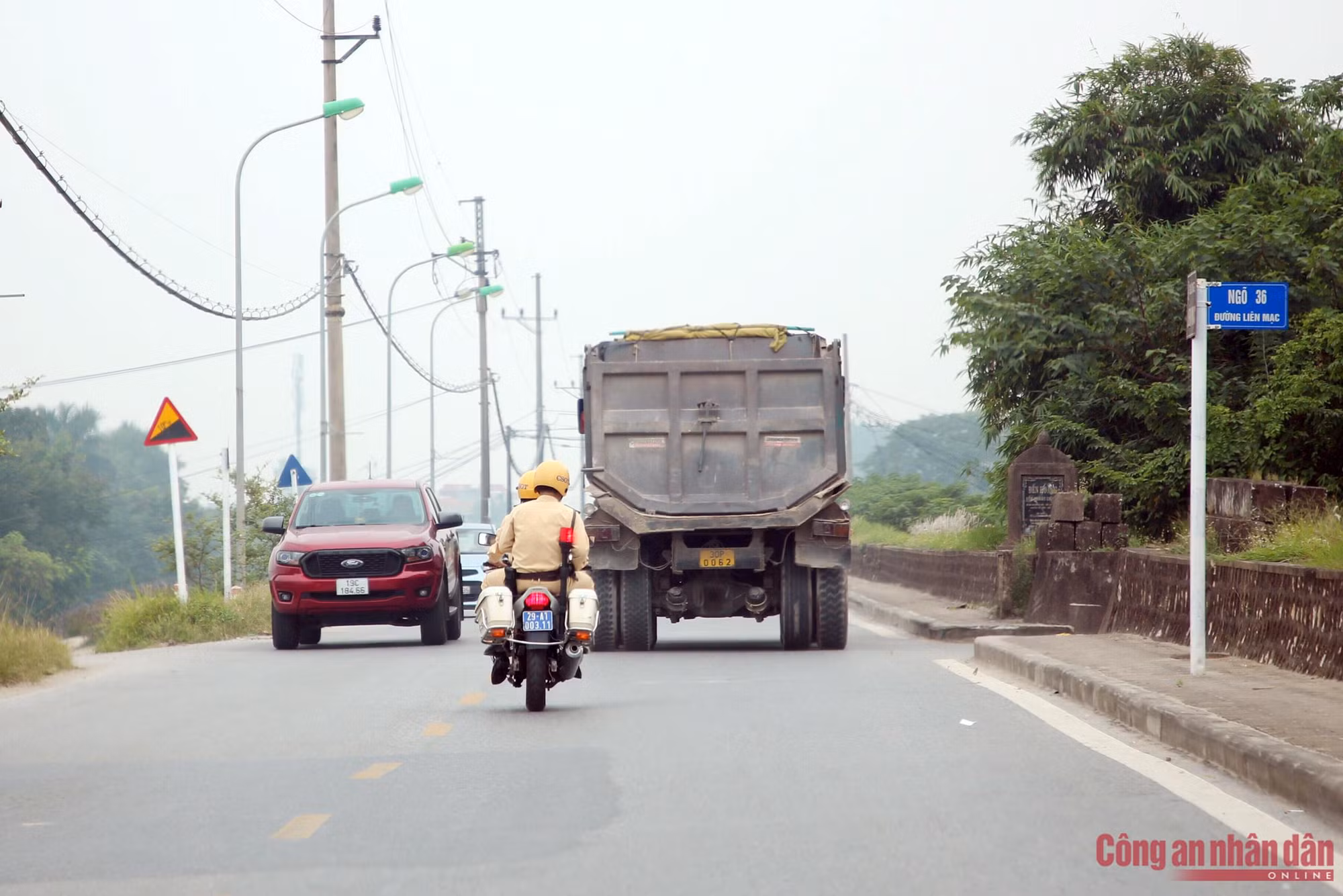 Xe tải độ thùng "chạy khung giờ đẹp" định qua mặt CSGT ảnh 1 CSGT chặn bắt “hung thần” độ thùng quá cân -0