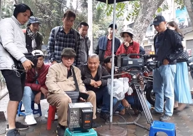 đạo diễn đặng nhật minh người ngồi, đeo kính cùng ê kíp làm phim hoa nhài.jpeg -0