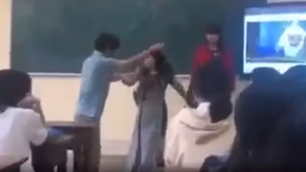 Hiệu trưởng nhà trường lên tiếng vụ nữ giáo viên bị khống chế đẩy ra khỏi lớp học