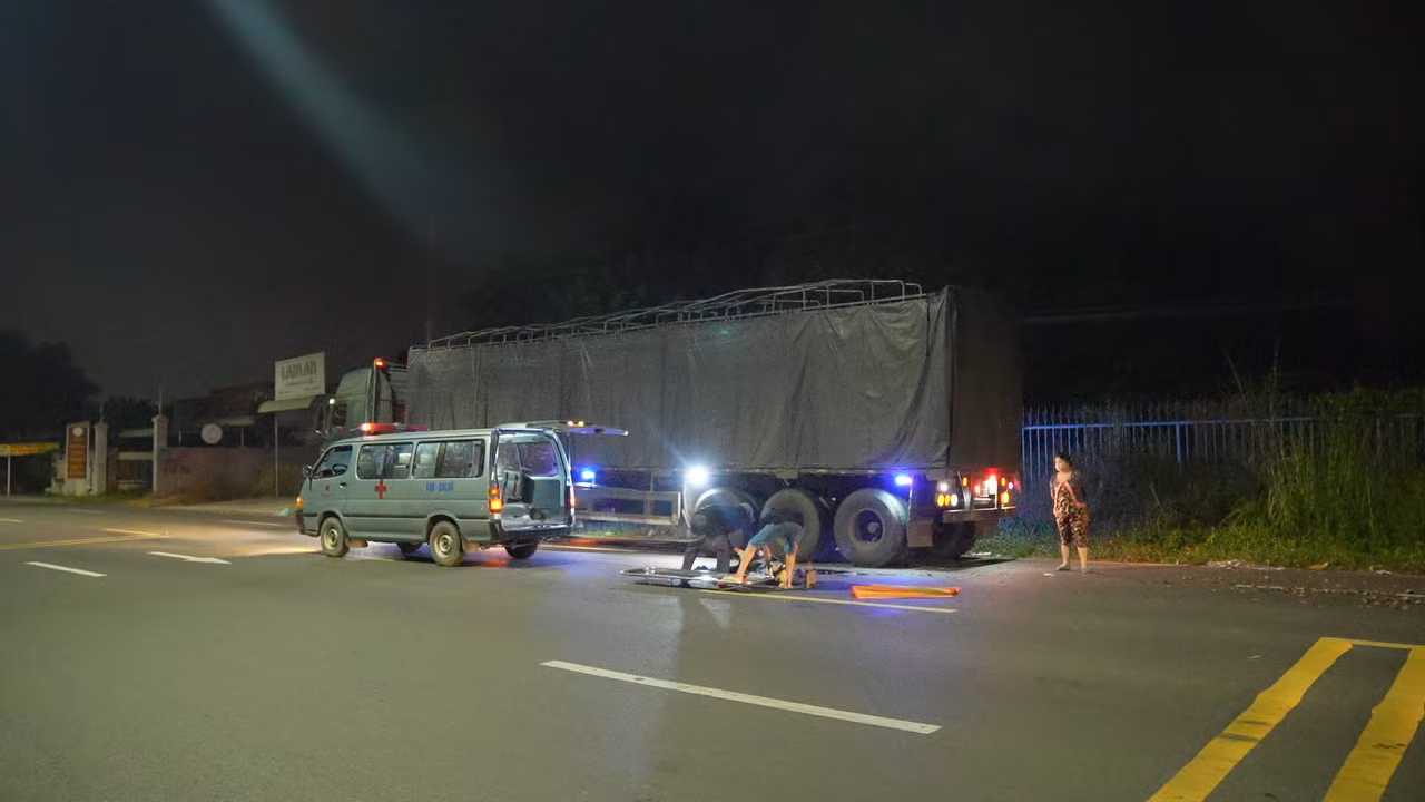 Tông vào đuôi xe container đậu ven đường, một người đàn ông tử vong tại chỗ -0