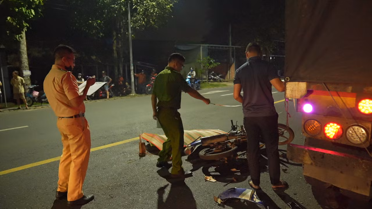 Tông vào đuôi xe container đậu ven đường, một người đàn ông tử vong tại chỗ -0