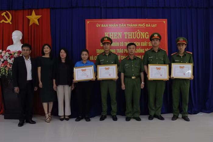 Lập được thành tích, nhiều cán bộ, chiến sĩ Công an được khen thưởng -0