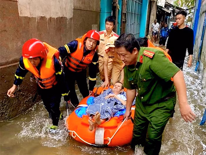 Công an Đà Nẵng giúp dân vượt “đại hồng thủy” -0