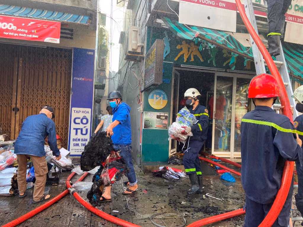 Đà Nẵng: Nhiều người hoảng loạn tháo chạy khi cửa hàng bán dụng cụ thể thao chập điện bốc cháy ngùn ngụt -0