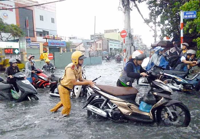 Những câu chuyện nhân văn của cảnh sát giao thông -0