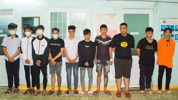 Hai nhóm thanh thiếu niên hẹn nhau giải quyết mâu thuẫn bằng dao
