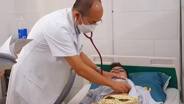 Bệnh nhân sốt xuất huyết nhập viện tăng mạnh