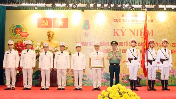 Cục Tổ chức cán bộ đón nhận Huân chương Bảo vệ Tổ quốc hạng Nhì