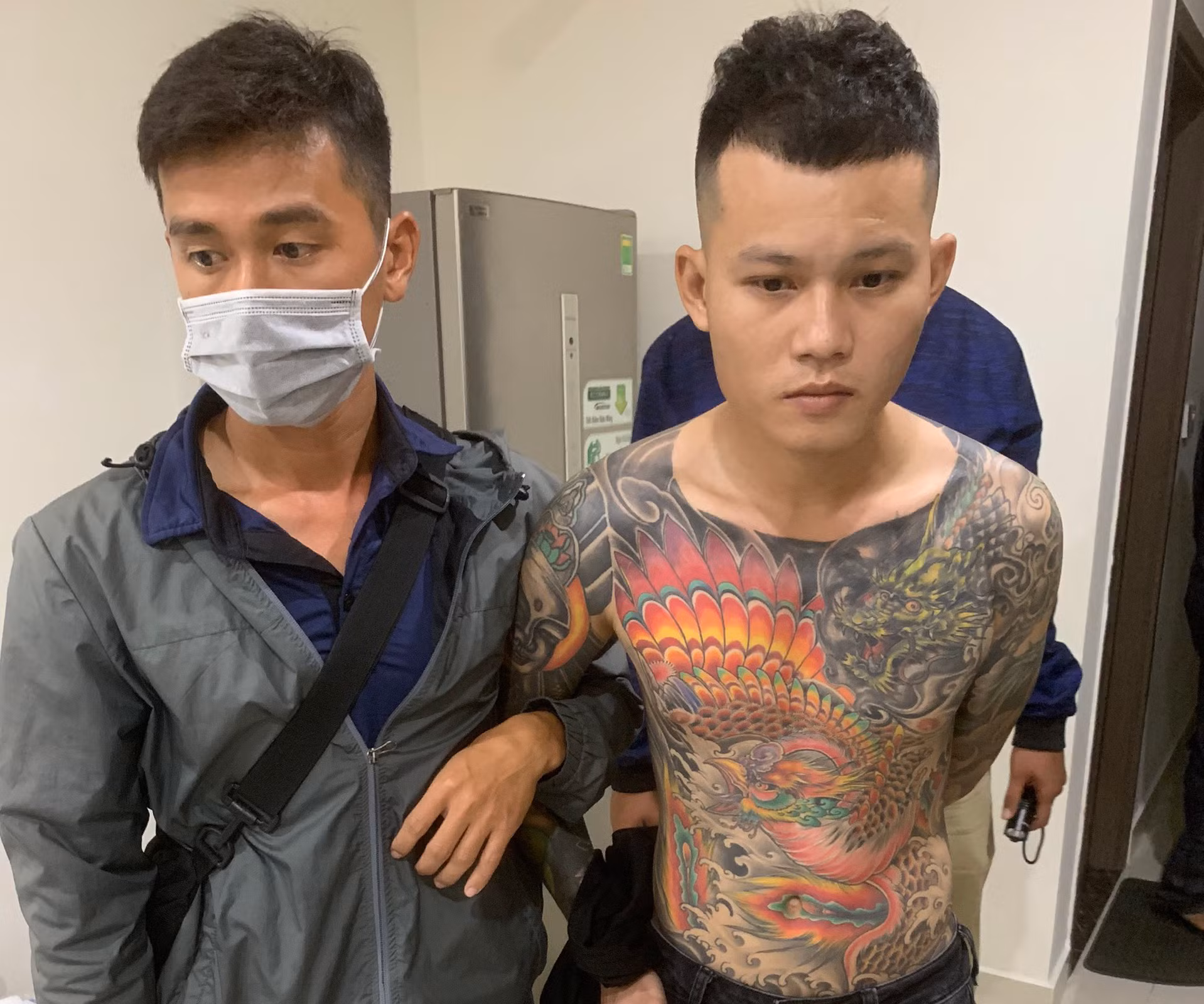Truy bắt đối tượng có hai lệnh truy nã ẩn mình trong tòa nhà chung cư -0