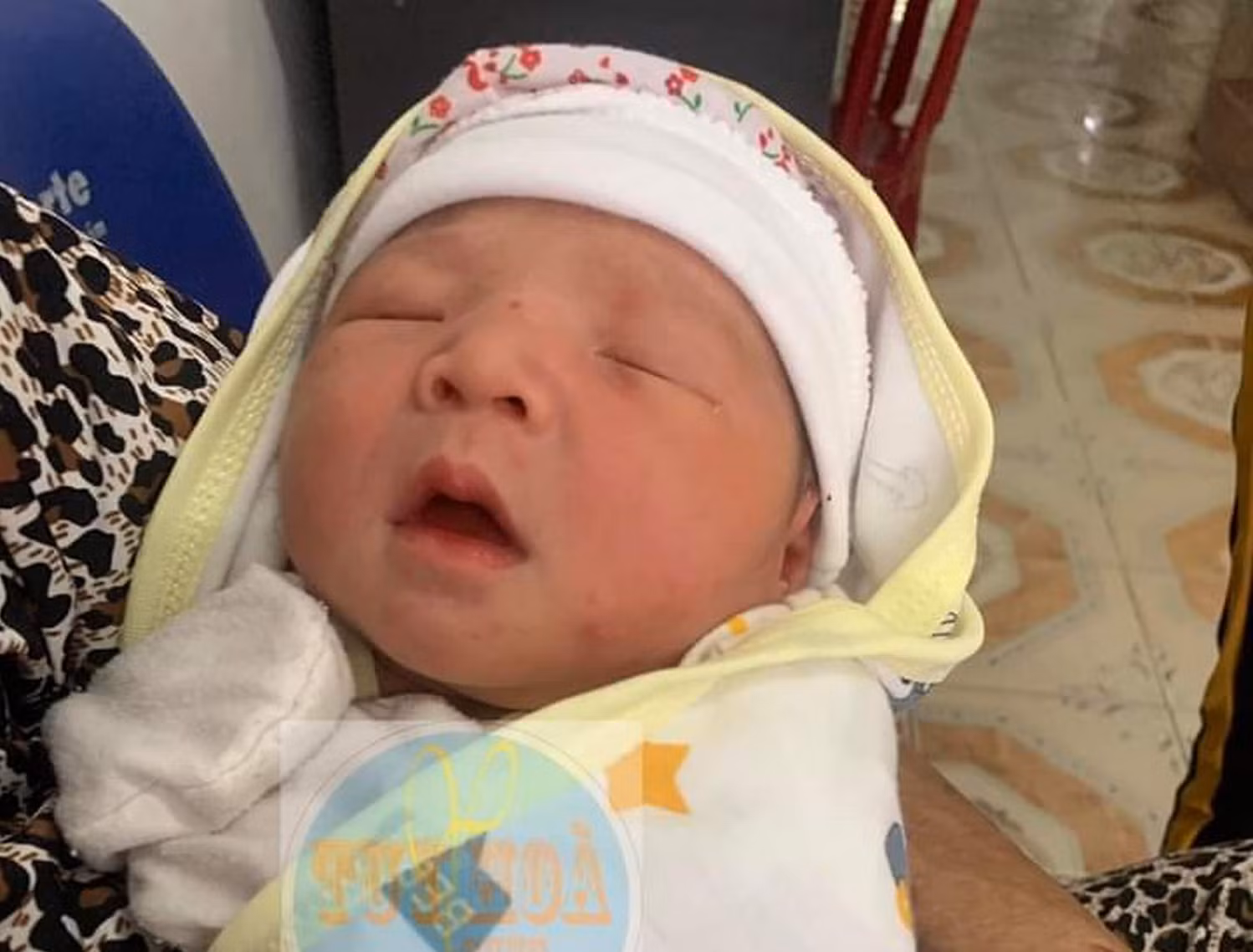  Phát hiện bé gái sơ sinh bị bỏ rơi -0