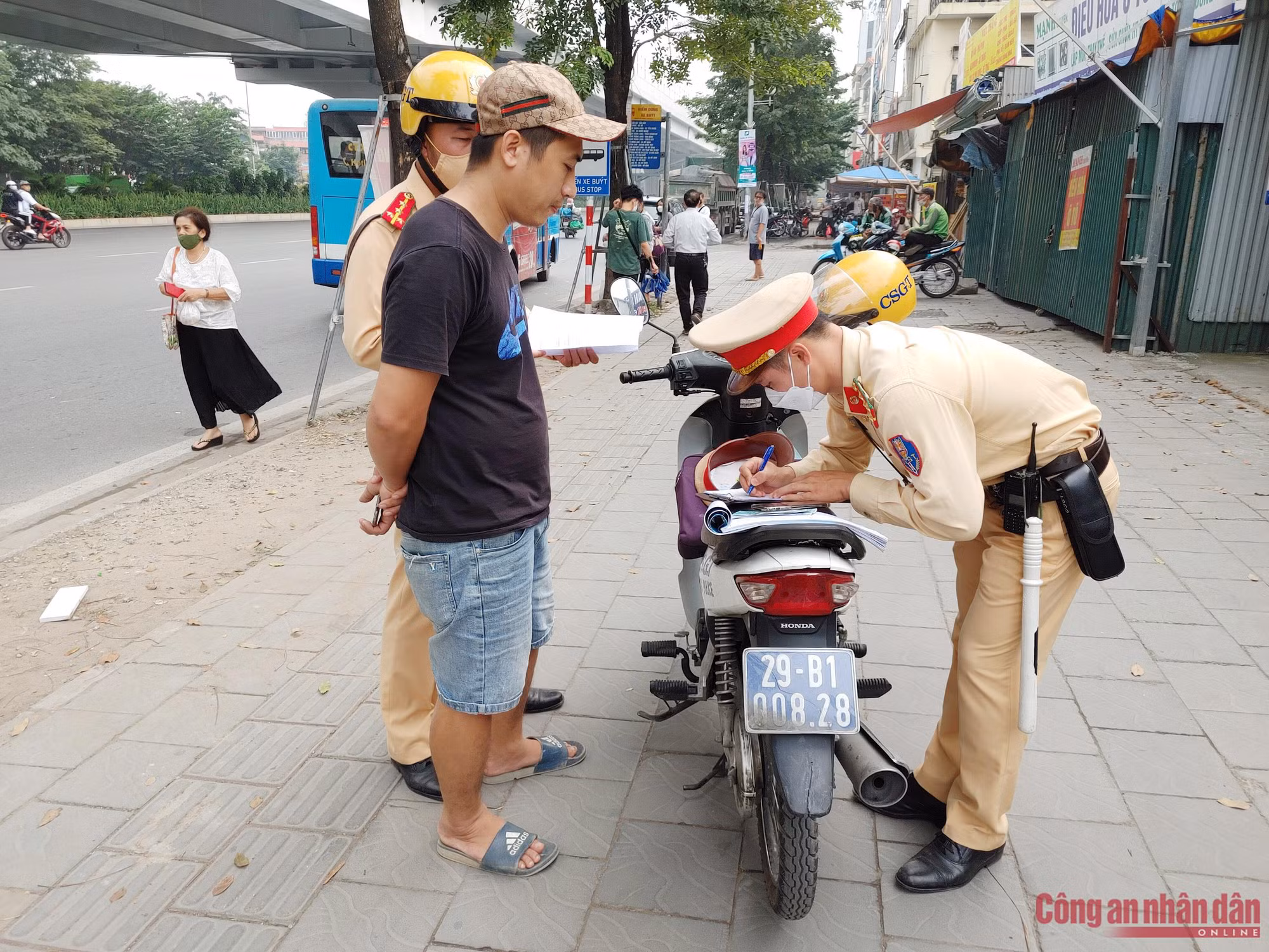 Xe tải độ thùng "chạy khung giờ đẹp" định qua mặt CSGT ảnh 9 CSGT chặn bắt “hung thần” độ thùng quá cân -1