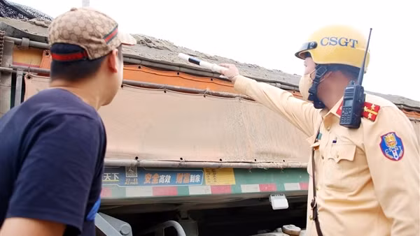Xe tải độ thùng "chạy khung giờ đẹp" định qua mặt CSGT