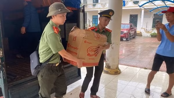 Giúp đỡ học sinh miền núi vượt khó đến trường