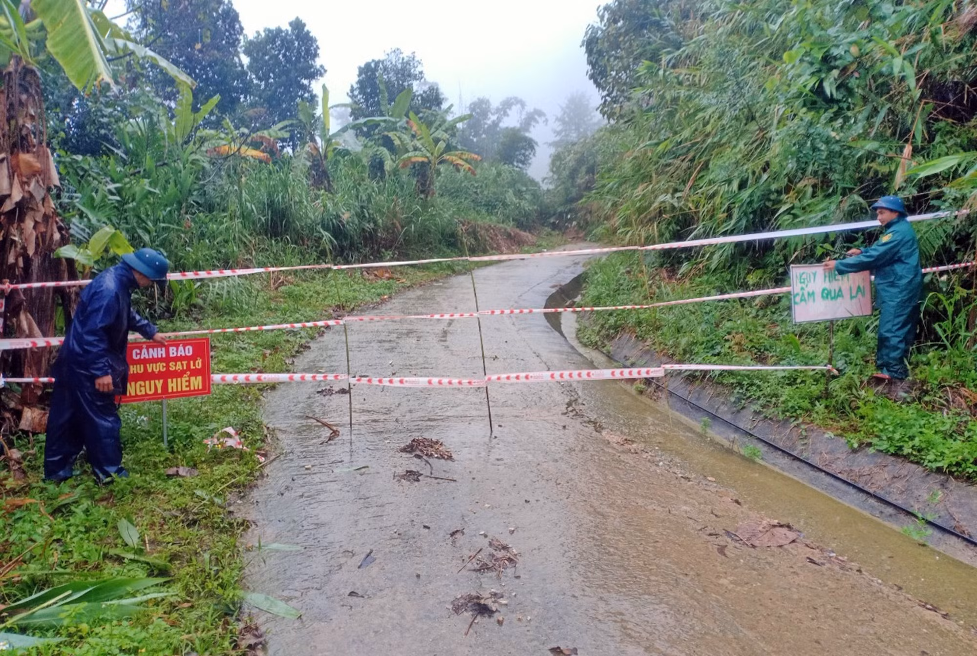 Bất an sống trong vùng sạt lở -0