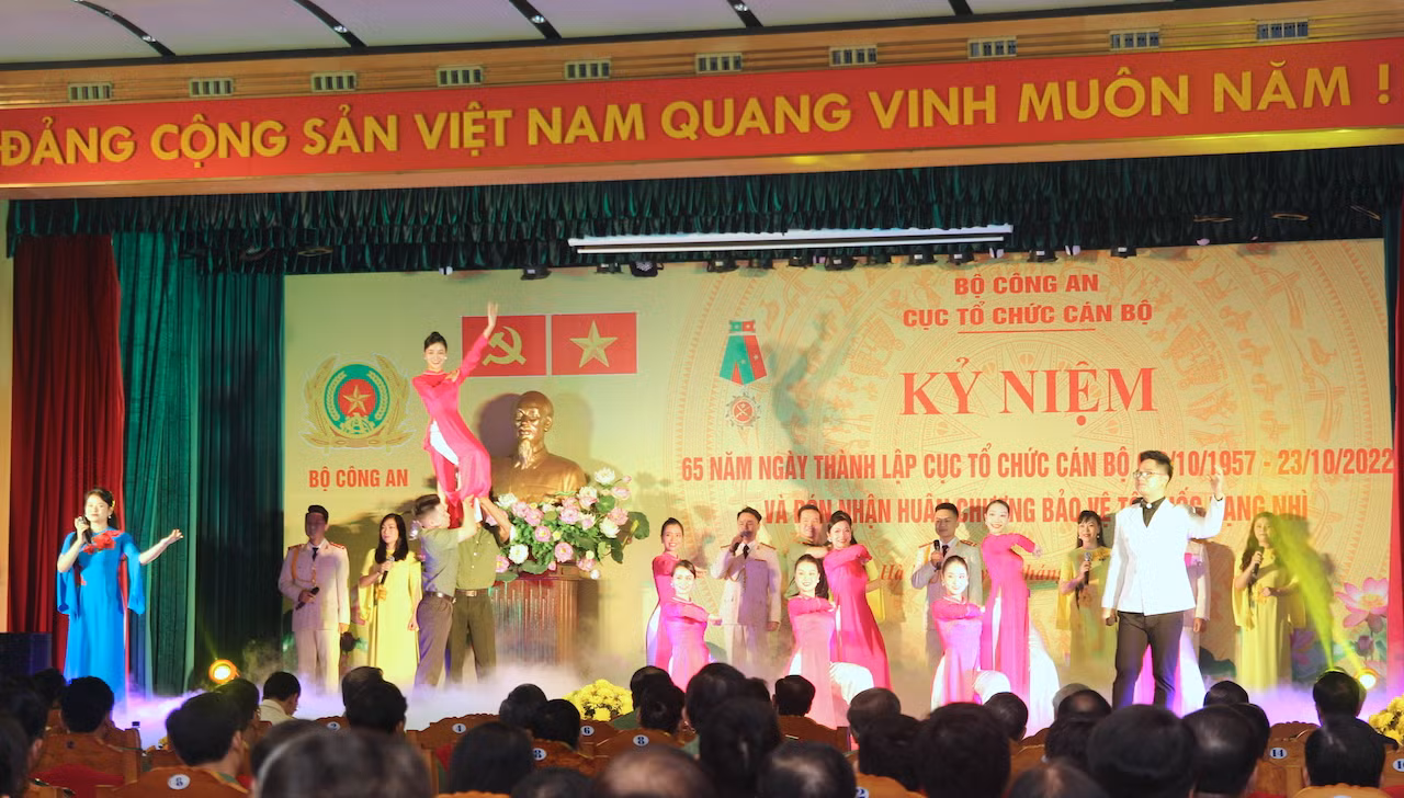 Cục Tổ chức cán bộ đón nhận Huân chương Bảo vệ Tổ quốc hạng Nhì -0