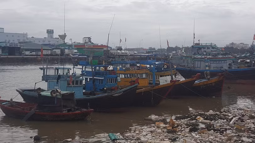 Cứu hộ thành công 14 ngư dân gặp nạn -0