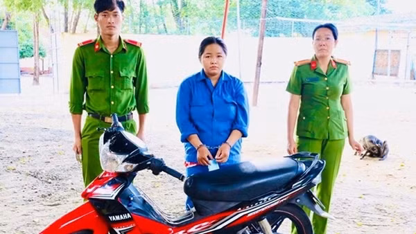 Tóm “nữ quái” dùng dao đe dọa cướp xe ôm