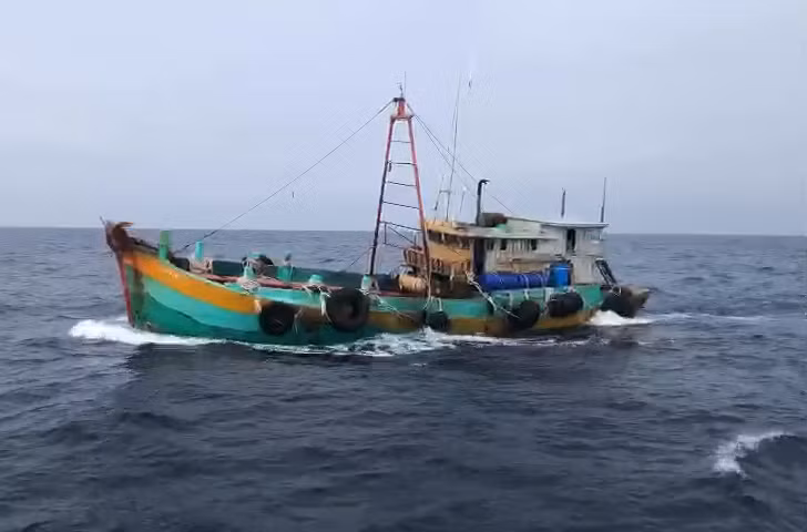 Liên tiếp bắt giữ tàu cá chở dầu D.O không rõ nguồn gốc trên biển -0