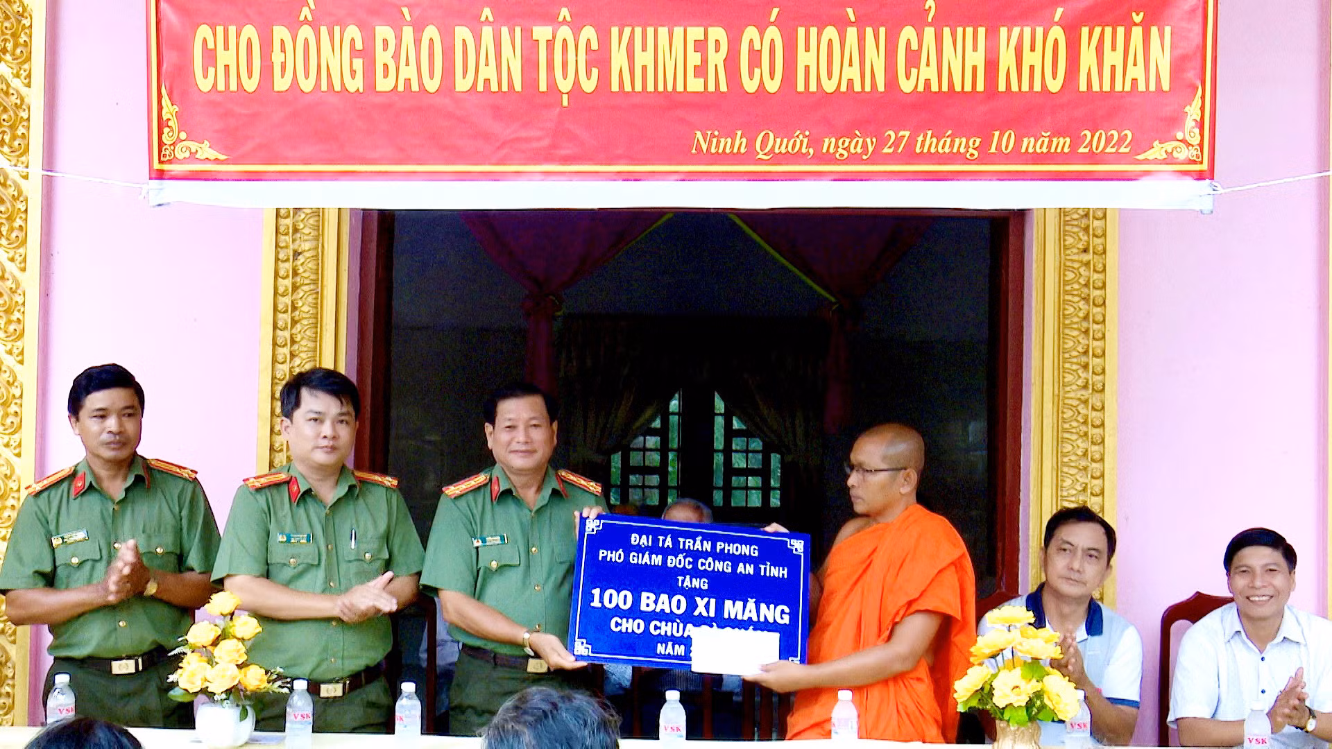 Công an tỉnh Bạc Liêu tặng quà đồng bào Khmer -2