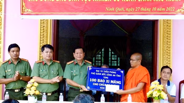 Công an tỉnh Bạc Liêu tặng quà đồng bào Khmer