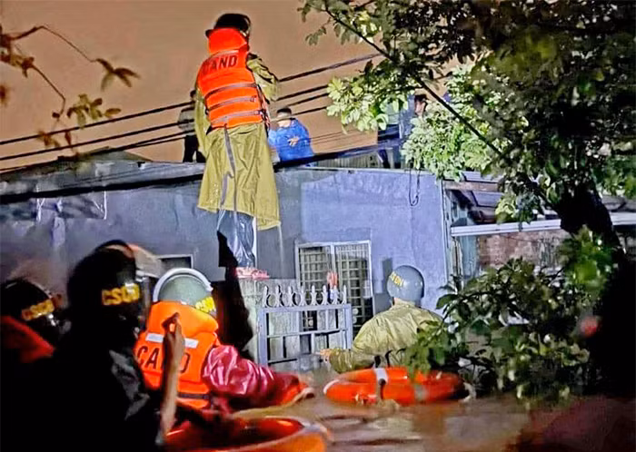 Công an Đà Nẵng giúp dân vượt “đại hồng thủy” -0