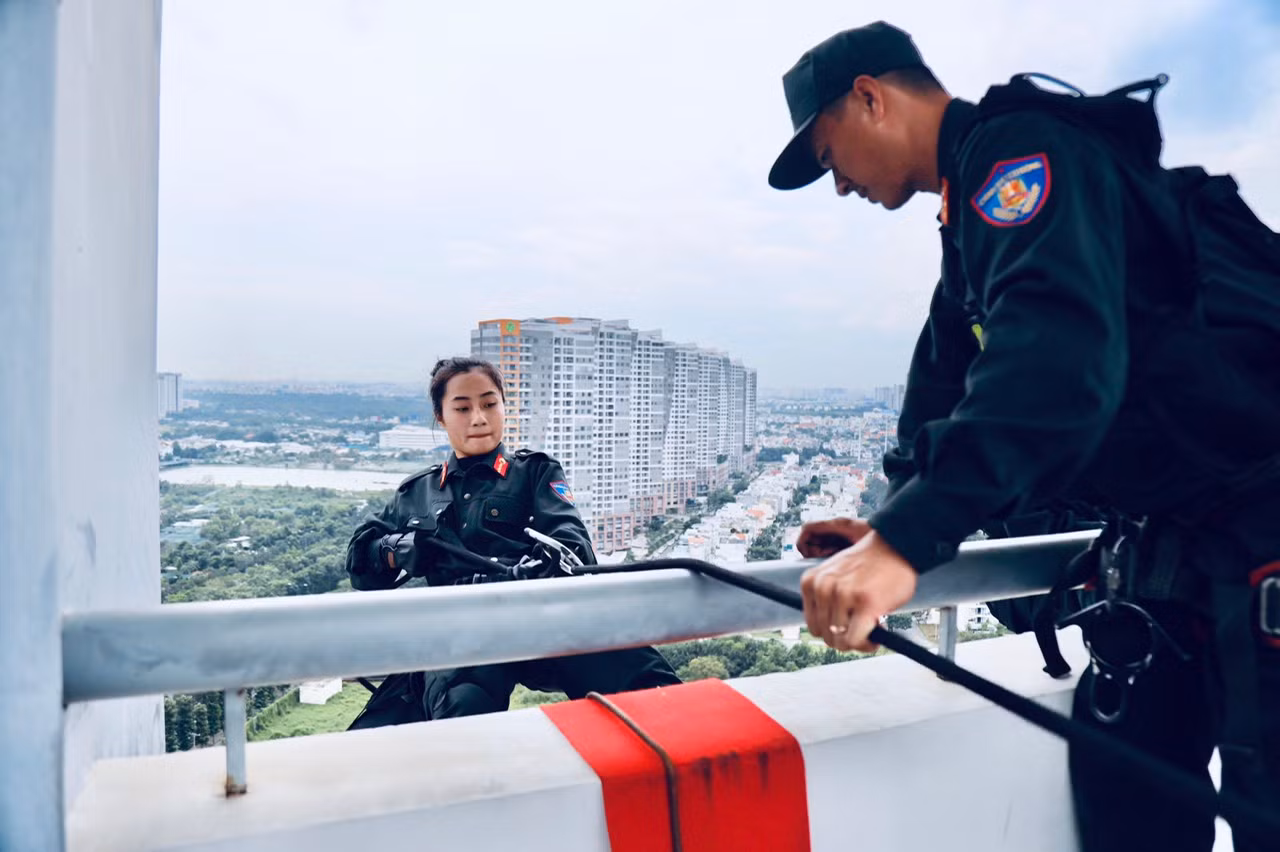 Thót tim xem nữ cảnh sát đặc nhiệm đu dây giữa trời -1