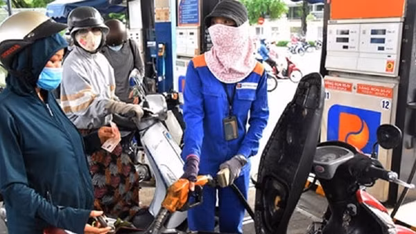 Vì sao một số doanh nghiệp đầu mối vướng mắc trong nhập khẩu xăng dầu?