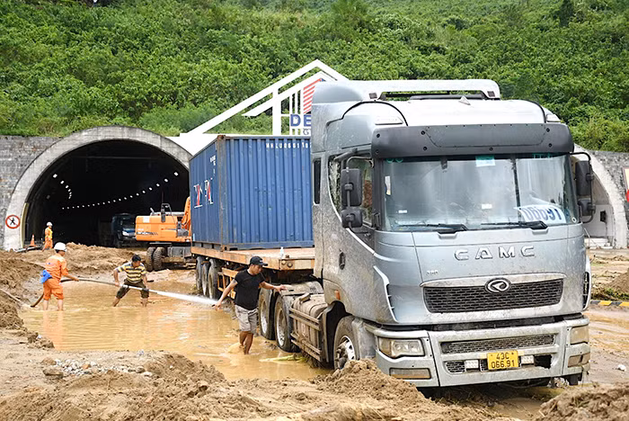 Công an Đà Nẵng giúp dân vượt “đại hồng thủy” -0