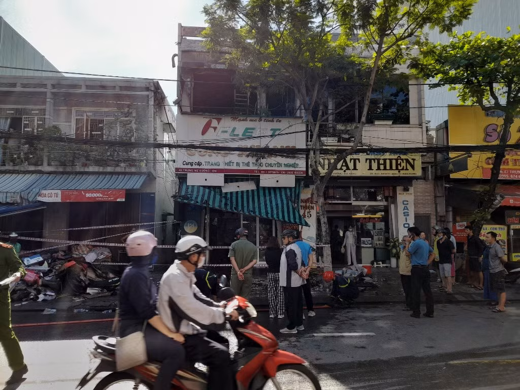 Đà Nẵng: Nhiều người hoảng loạn tháo chạy khi cửa hàng bán dụng cụ thể thao chập điện bốc cháy ngùn ngụt -2