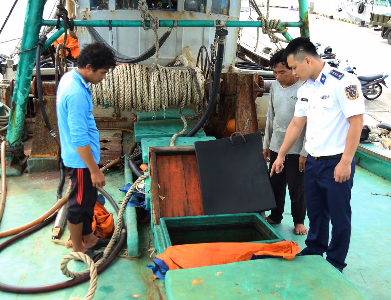 Liên tiếp bắt giữ tàu cá chở dầu D.O không rõ nguồn gốc trên biển -0