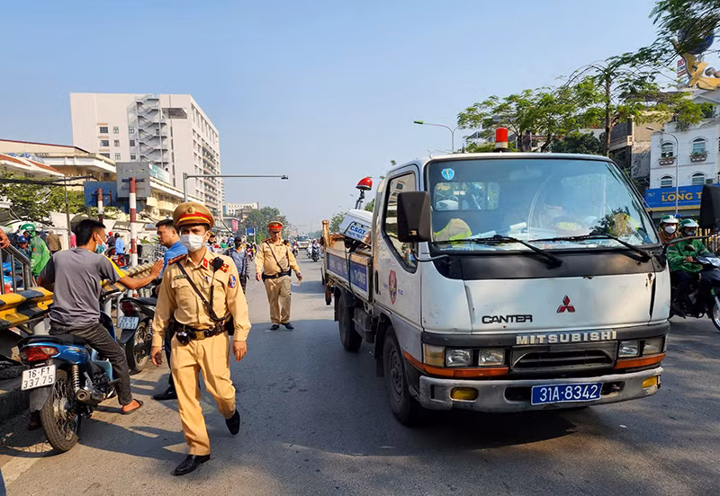“Quét” xe ô tô dừng đỗ tại các điểm nóng, trước cổng các bệnh viện -0