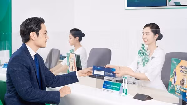 Nhiều ngân hàng tăng kịch trần lãi suất ngắn hạn