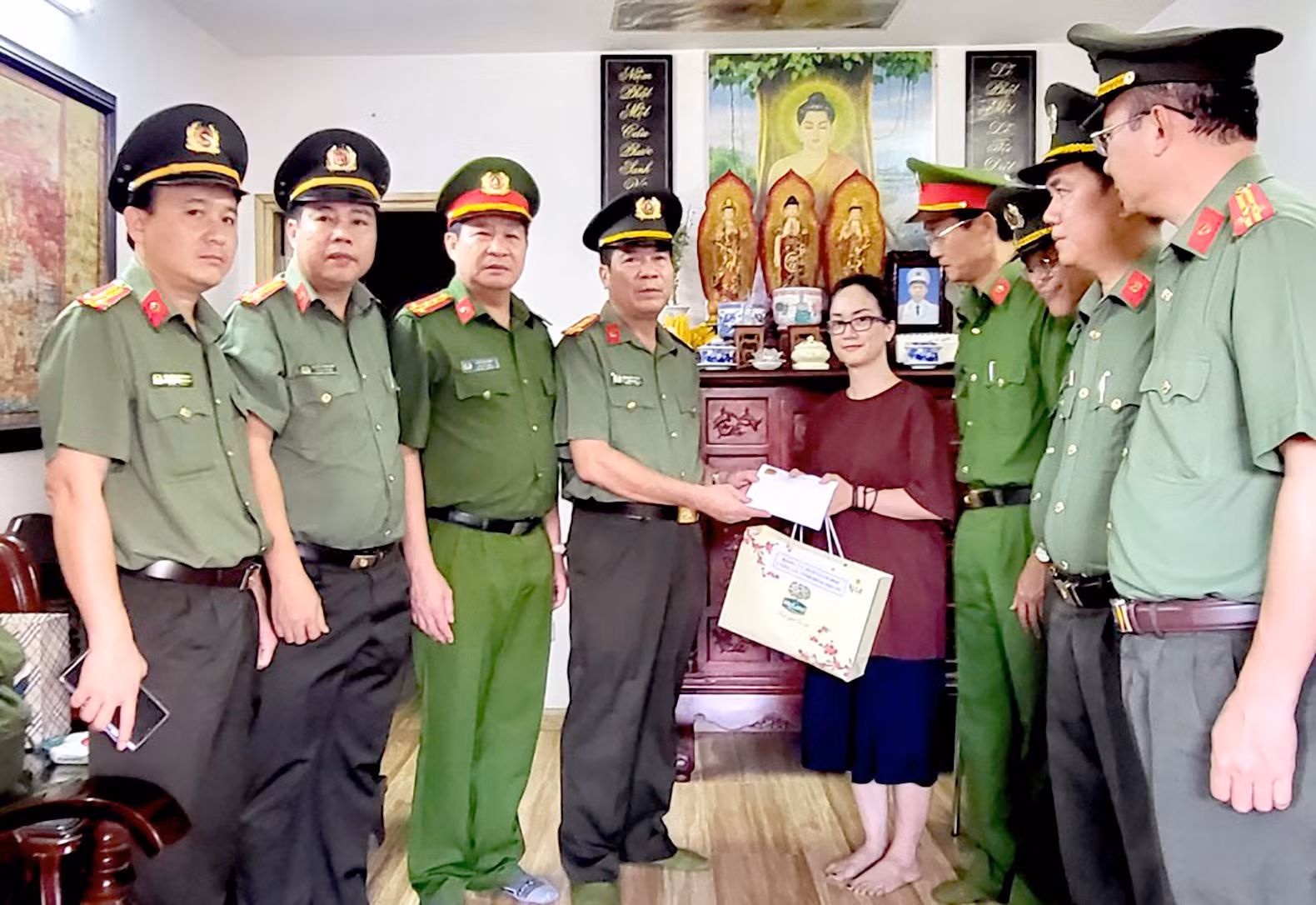 Công an Bình Phước thăm và trao tiền hỗ trợ cho gia đình 3 liệt sỹ Cảnh sát PCCC -0