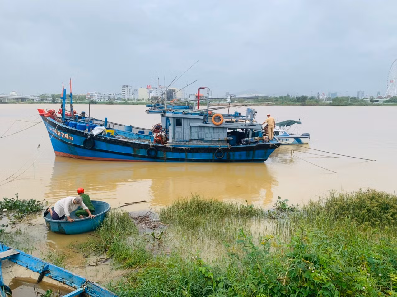 Đột nhập tàu cá trộm cắp tài sản còn mang theo cỏ Mỹ để sài -2