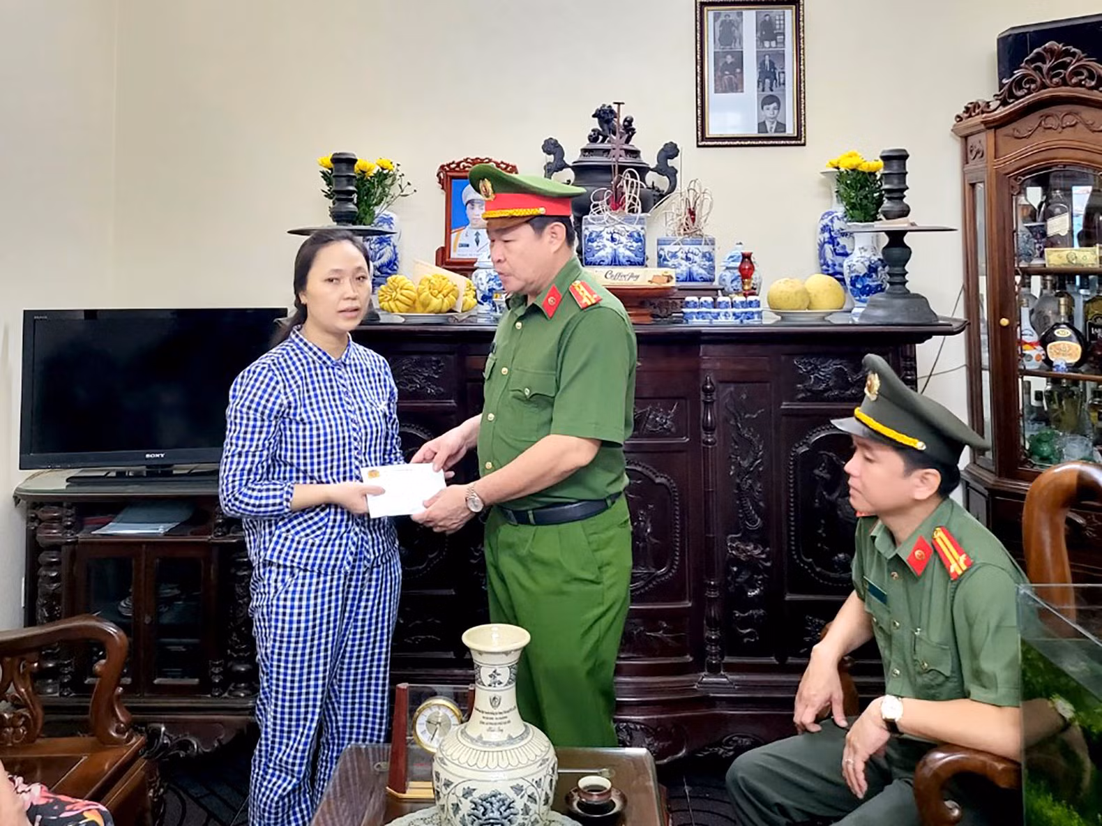 Công an Bình Phước thăm và trao tiền hỗ trợ cho gia đình 3 liệt sỹ Cảnh sát PCCC -1