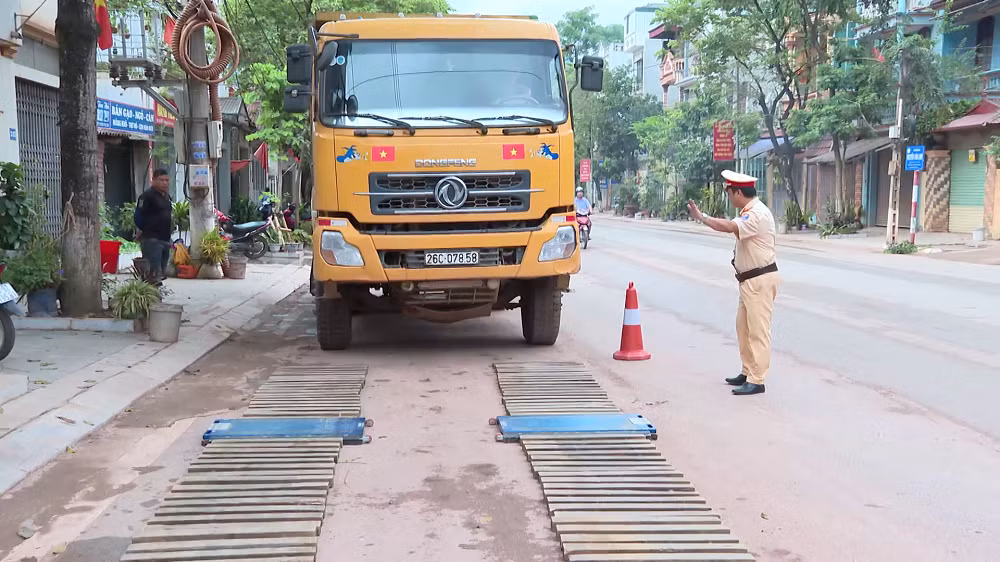 Công an Sơn La xử lý gần 5.000 trường hợp vi phạm về TTATGT trong 3 tháng cao điểm -0