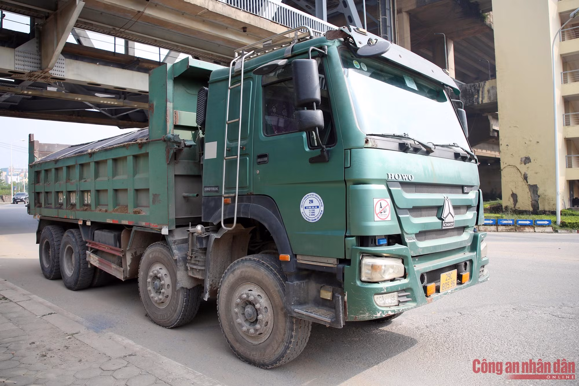 Xe tải độ thùng "chạy khung giờ đẹp" định qua mặt CSGT ảnh 6 CSGT chặn bắt “hung thần” độ thùng quá cân -0