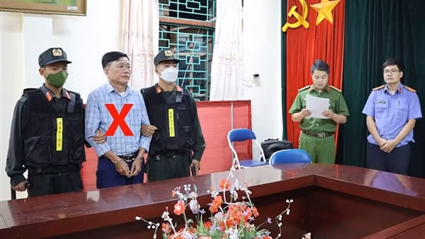Bắt giam chủ tịch xã chiếm đoạt tiền dự án hỗ trợ hộ khó khăn