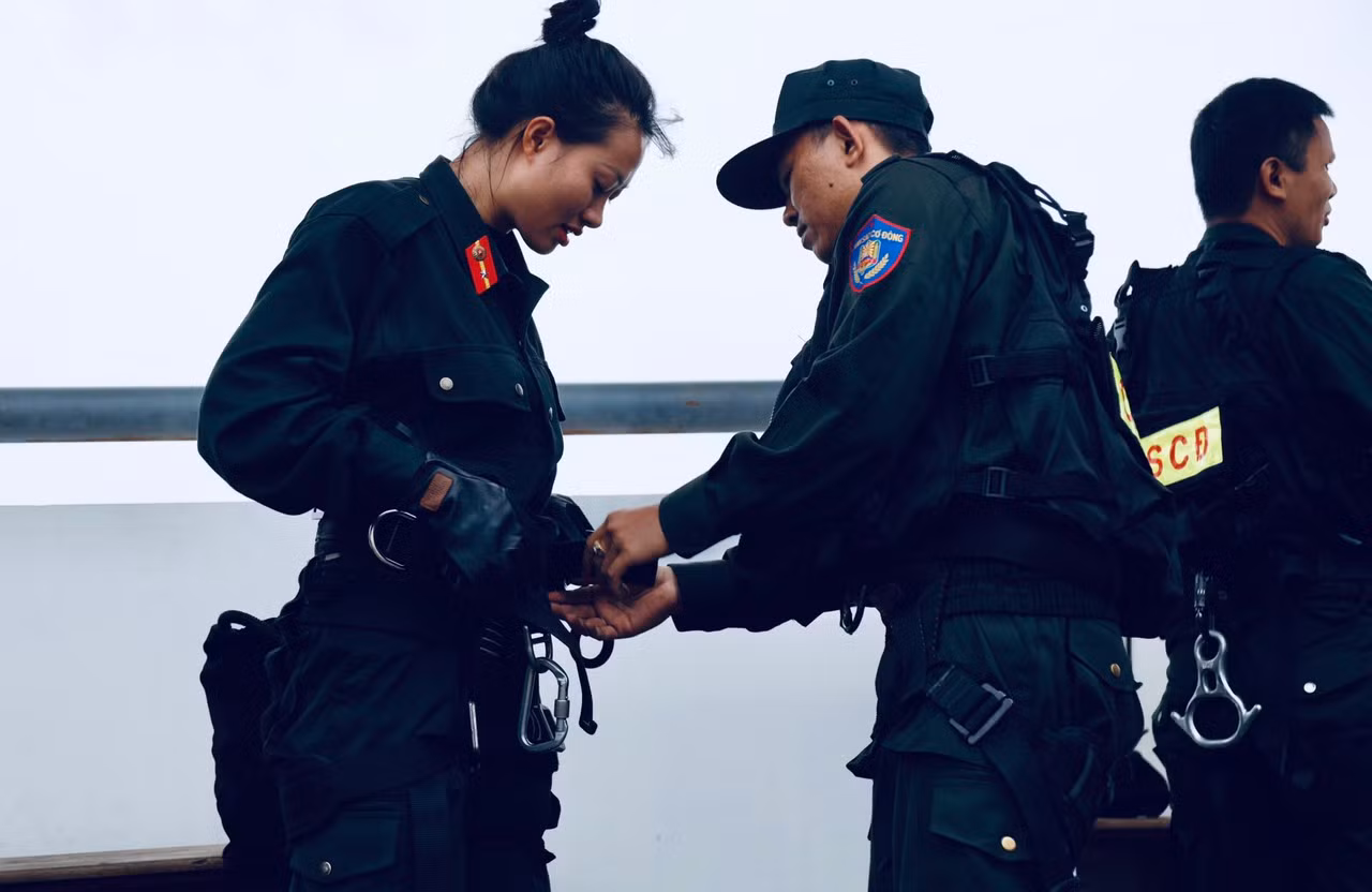 Thót tim xem nữ cảnh sát đặc nhiệm đu dây giữa trời -0