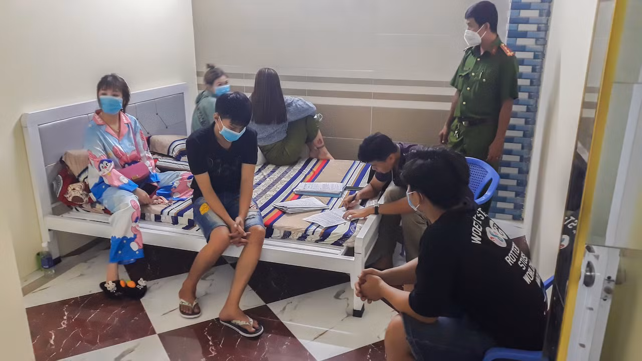 Nhóm thanh niên thuê nhà nghỉ để “bay lắc” tập thể -0