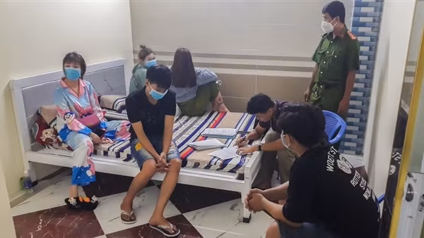 Ba đôi nam nữ thuê nhà nghỉ để “bay lắc” tập thể
