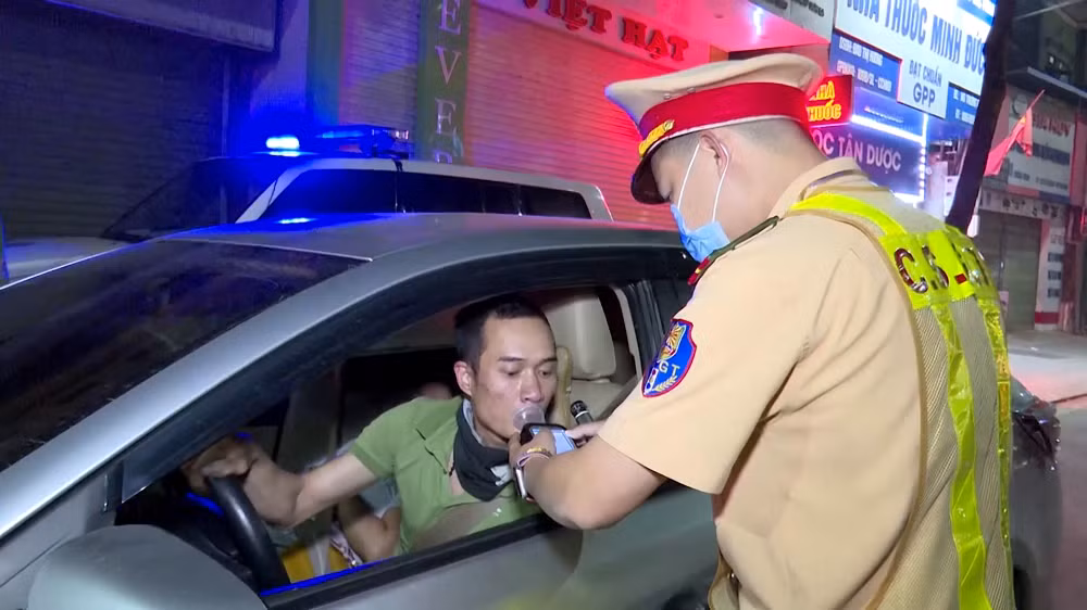 Công an Sơn La xử lý gần 5.000 trường hợp vi phạm về TTATGT trong 3 tháng cao điểm -0