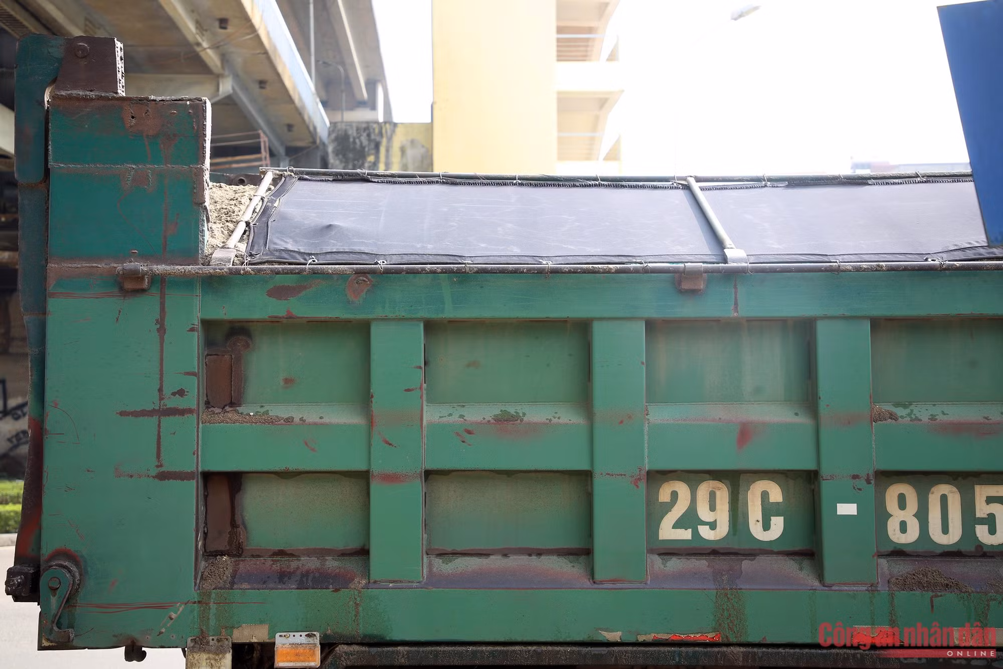 Xe tải độ thùng "chạy khung giờ đẹp" định qua mặt CSGT ảnh 7 CSGT chặn bắt “hung thần” độ thùng quá cân -1