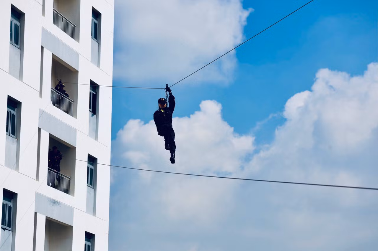 Thót tim xem nữ cảnh sát đặc nhiệm đu dây giữa trời -1