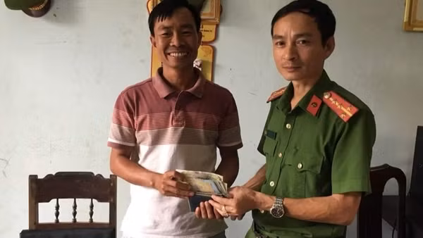 Biểu dương người phụ nữ nhặt được ví tiền trả người đánh rơi