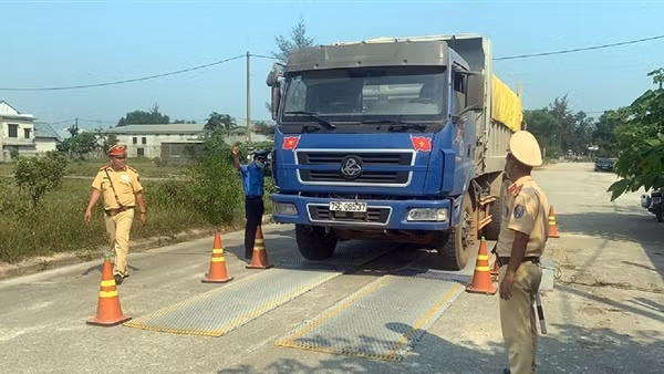 Xử lý nghiêm xe quá tải trọng để đảm bảo an toàn giao thông