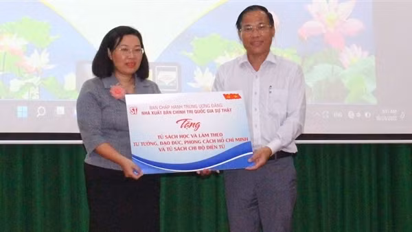 Trao tặng tủ sách học tập và làm theo tư tưởng, đạo đức, phong cách Hồ Chí Minh