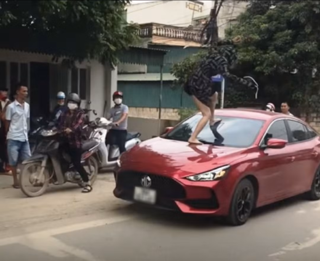 Đạp vỡ kính ô tô, cắn đứt tai “tình địch” -0