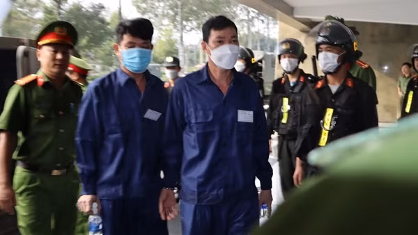74 bị cáo hầu tòa trong đại án buôn lậu xăng dầu