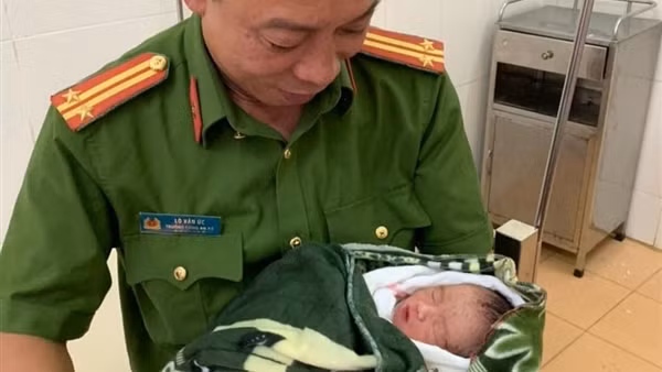 Trưởng Công an xã làm “bà đỡ” cho thai phụ ngay trên đường